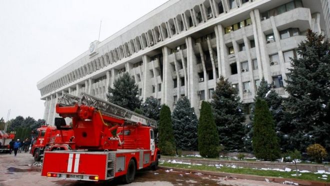 Пожарная машина у здания парламента в Бишкеке 6 октября 2020 года