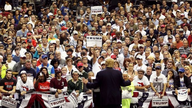Кандидат в президенты от республиканцев Дональд Трамп выступает во время предвыборного митинга в Тампе, Флорида