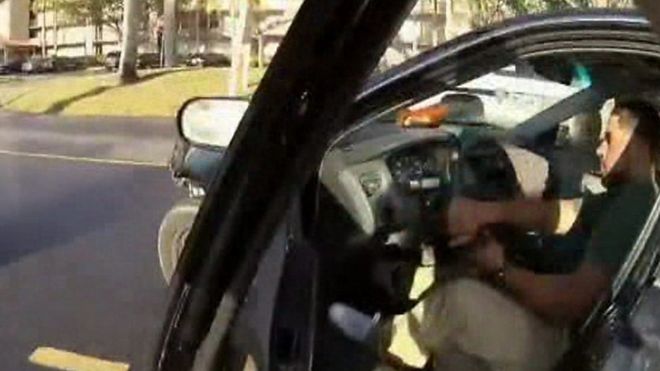 سائق أمريكي يفر من شرطي بعد أن طلب منه أبراز بطاقة هوية