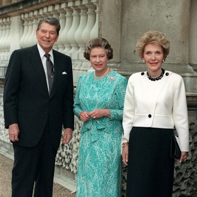 Королева Елизавета II (в центре) с президентом США Рональдом Рейганом и его женой Нэнси в Букингемском дворце в Лондоне. Королева и бывшая кинозвезда разделили любовь к лошадям и когда-то изображались вместе в Виндзоре.