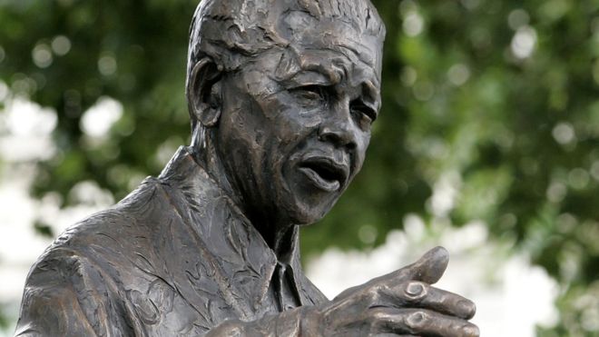 Статуя Нельсона Манделы