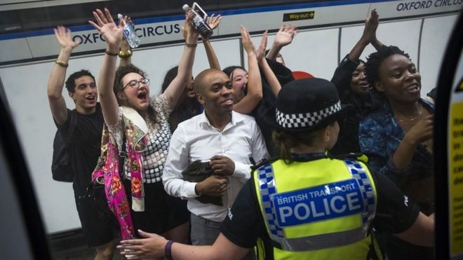 Члены общественной волны приветствуют мэра Лондона Садика Хана в вагоне поезда метро