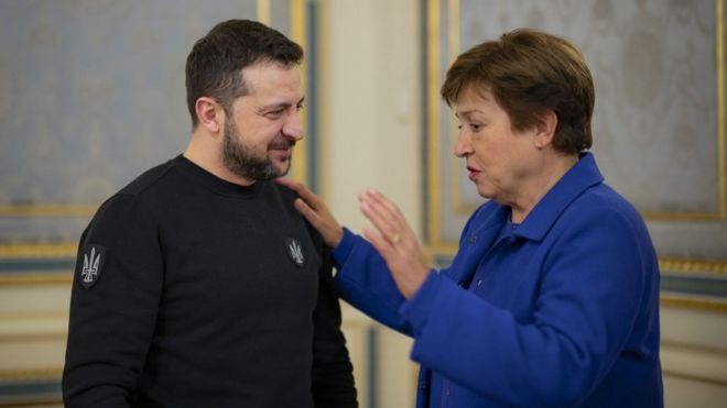 Голова МВФ, Крісталіна Георгієва, відвідала Київ напередодні річниці російського вторгнення, 20 лютого 2023 року, - у той же день, коли до столиці України приїздив президент США Джо Байден. США та МВФ - серед ключових донорів, що надають Україні фінансову допомогу
