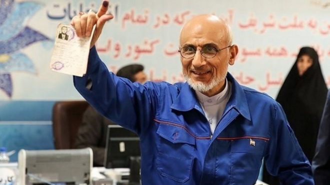 Мостафа Мирсалим держит свой документ, поскольку он регистрирует свою кандидатуру на президентские выборы в Министерстве внутренних дел в Тегеране (11 апреля 2017 года