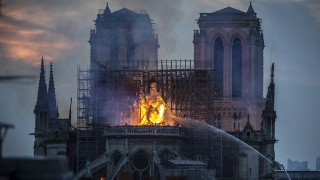Inkongi y'umuriro ubwo yadukaga kuri kiliziya nkuru ya Notre-Dame y'i Paris mu Bufaransa ku munsi w'ejo ku wa mbere