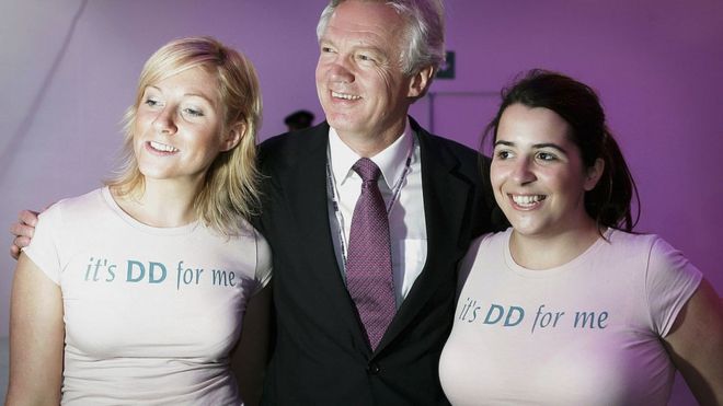 Дэвид Дэвис на фото с двумя сторонниками в футболках с надписью «Это для меня ДД»;
