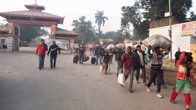 भारतबाट हजारौँको सङ्ख्यामा नेपालीहरू फर्केका छन्