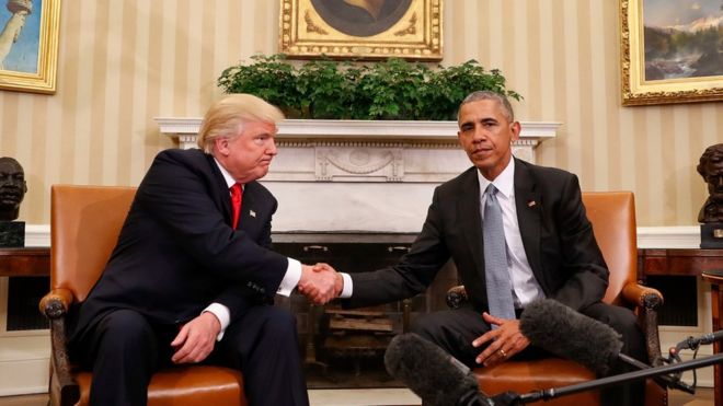 Президент Барак Обама и избранный президент Дональд Трамп пожимают друг другу руки после их встречи в Овальном кабинете Белого дома в Вашингтоне, четверг, 10 ноября 2016 года.