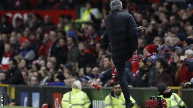 Mourinho ayaa darbeeyay caag biyo ka dib markii jaallo la siiyay mid ka mid ah ciyaartoydiisa