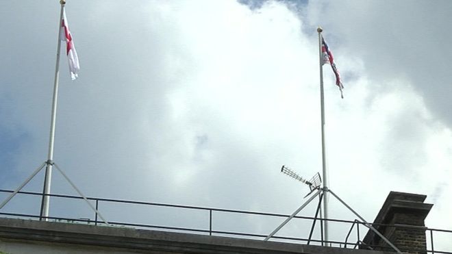 Флаг Англии над офисом Уэльса