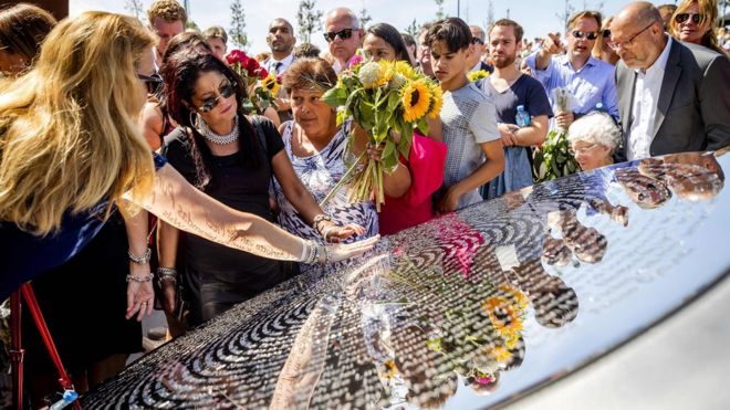 Родственники присутствуют на открытии Национального памятника жертвам MH17 в Вийфуизене 17 июля 2017 года
