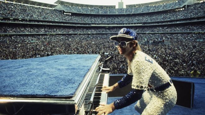 Элтон Джон выступает на стадионе Доджер в Лос-Анджелесе в 1975 году