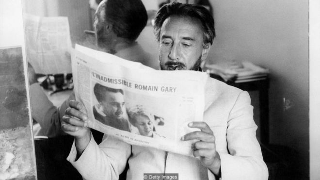 Romain Gary leyendo un periódico.