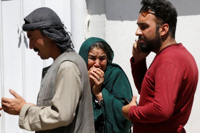 Родственники афганских жертв скорбят возле больницы после взрыва в Кабуле, 31 мая