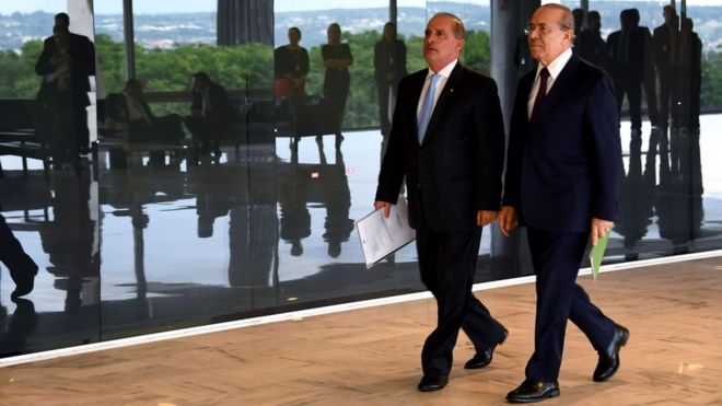 Onyx Lorenzoni (na foto, à esq.) e Eliseu Padilha caminham em corredor durante encontro onde discutiram transição de governos, em Brasília