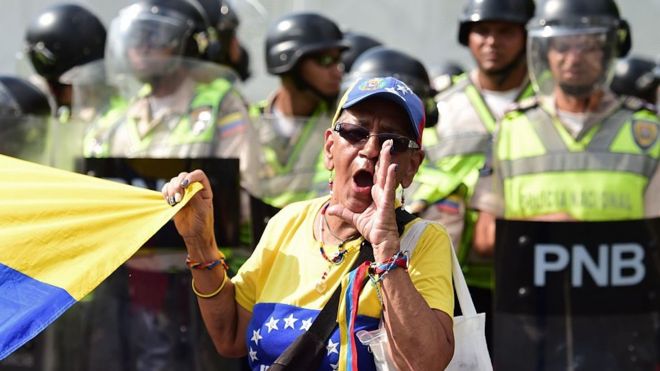 Una señora opositora al gobierno de Maduro en Venezuela protesta