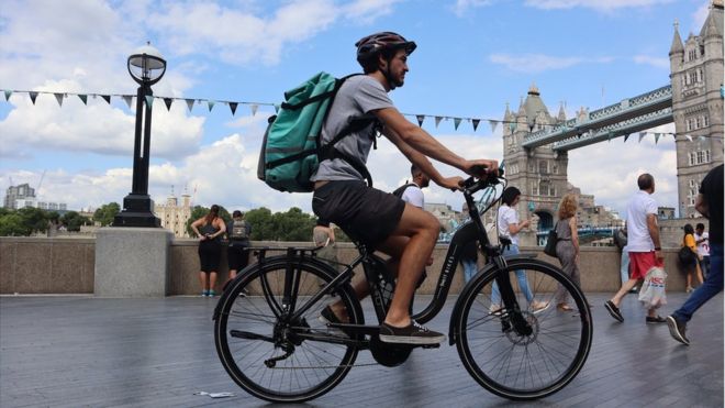 Велосипед Bolt Bikes возле Тауэрского моста в Лондоне