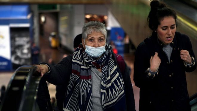 뉴욕 지하철에 마스크를 착용한 여성