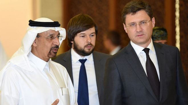 Министр нефти Саудовской Аравии Халид аль-Фалих (слева) и его российский коллега Александр Новак (справа) во время встречи в Эр-Рияде 23 октября 2016 года
