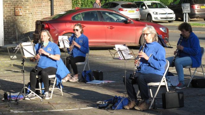 Brecon Town Concert Band репетирует на улице