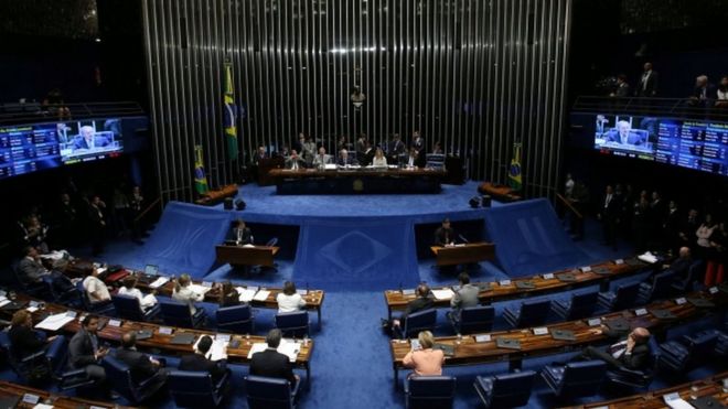Сенат голосует за то, должен ли отстраненный от должности президент Дилма Руссефф предстать перед судом за импичмент в Бразилиа, Бразилия, 9 августа