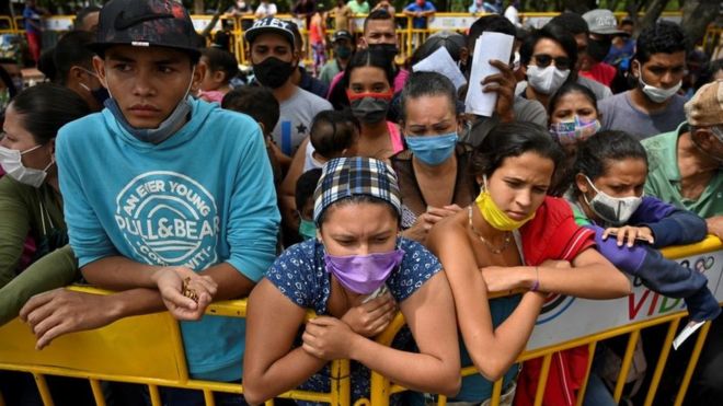 Venezolanos esperan en la frontera con Colomnbia