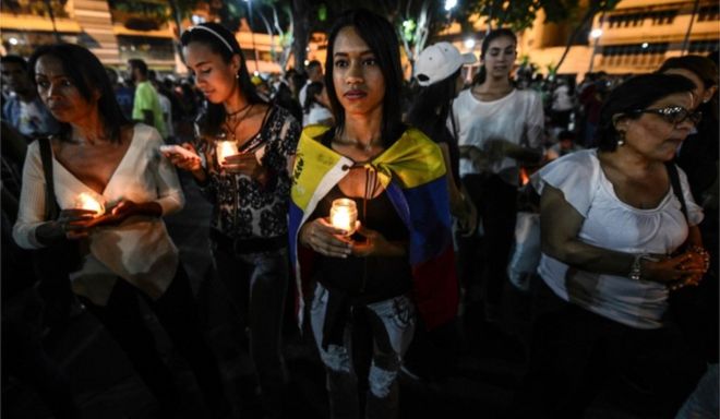 Венесуэльские студенты участвуют в марше, посвящающем дань уважения однокурснику Хуану Пабло Перналете - убитому 26 апреля в результате воздействия газовой гранаты во время акции против президента Николаса Мадуро - в Каракасе 29 апреля 2017 года.