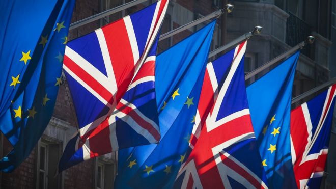 Флаги Великобритании и ЕС чередуются на стороне здания