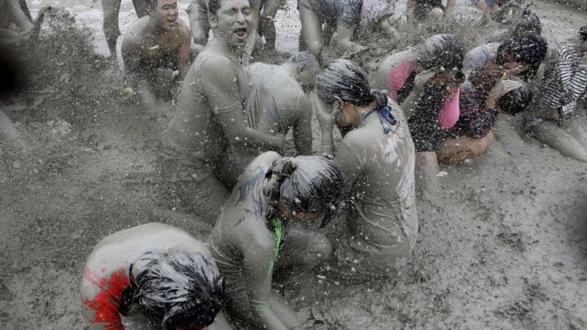 Сцена из фестиваля грязи Boryeong в Южной Корее в этом году