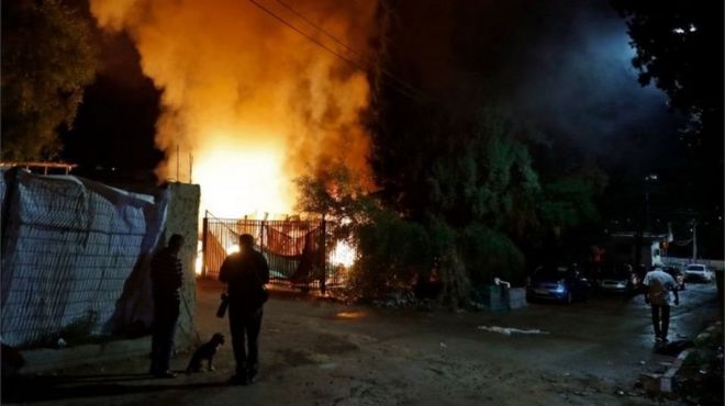 Пустой автобус в израильском кибуце сгорел, и один молодой человек был тяжело ранен в результате попадания палестинской ракеты