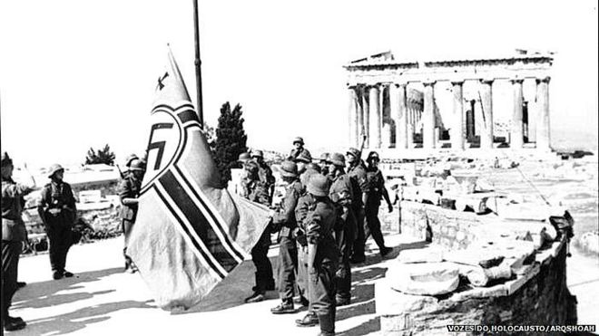 Nazistas na Acrópole durante a ocupação da Grécia pela Alemanha.