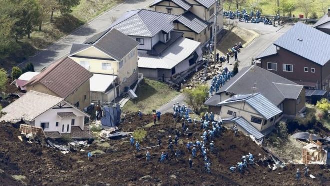 Спасатели продолжают поисковую операцию в Минамиасо, префектура Кумамото (17 апреля 2016 года)