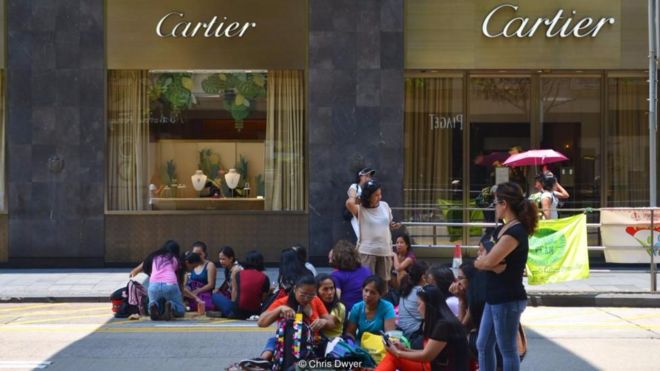 Đôi khi họ hẹn nhau ngồi ngay bên ngoài các cửa hàng sang trọng, như tiệm Cartier này