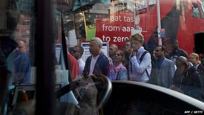 Очередь пассажиров на автобусе во время забастовки 9 июля