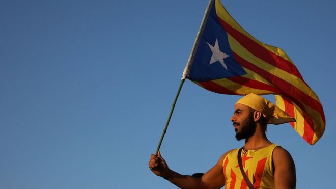 Un manifestantes hace ondear la bandera independentista de Cataluña.