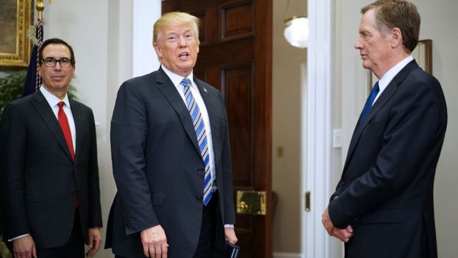Президент США Дональд Трамп отвечает на вопрос репортера после подписания 8 марта 2018 года в Вашингтоне, округ Колумбия, в комнате Рузвельта Белого дома прокламации Раздела 232 об импорте стали и алюминия.