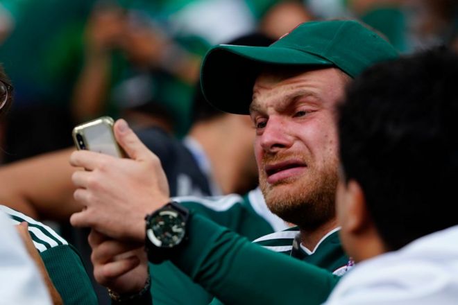 Los aficionados mexicanos sufrieron con la derrota de su selección, pero al final celebraron gracias a la eliminación de Alemania.