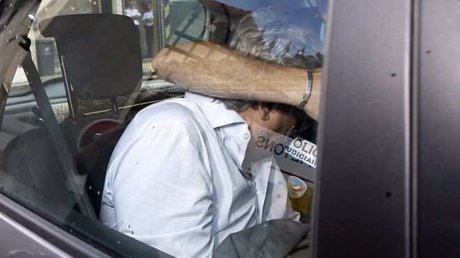 Войцех Яновский, зять 77-летней наследницы Хелен Пастор, покидает полицейский участок в Ницце, юго-восточная Франция, 27 июня 2014 года