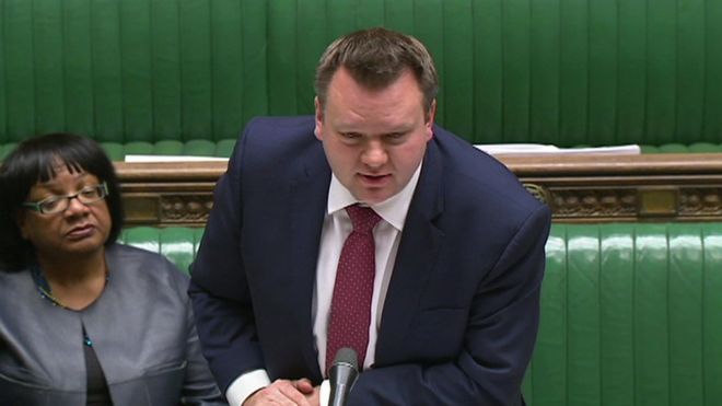 Министр теневого дома Дайан Эбботт наблюдала, как Ник Томас-Симондс представил позицию лейбористской партии в Commons