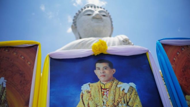 Портрет короля Таиланда Ваджиралонгкорна выставлен в храме Большого Будды на Пхукете 18 апреля 2019 года перед его коронацией в мае.