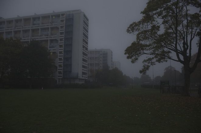 Туманный вид соседних башенных блоков