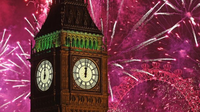 Фейерверки взрываются вокруг Биг-Бена в Лондоне, чтобы отметить новогодние праздники