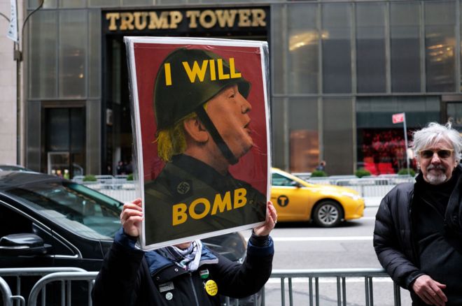 Протестующий возле Башни Трампа