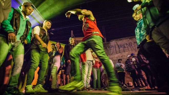 Jovens dançam funk em baile no Capão Redondo