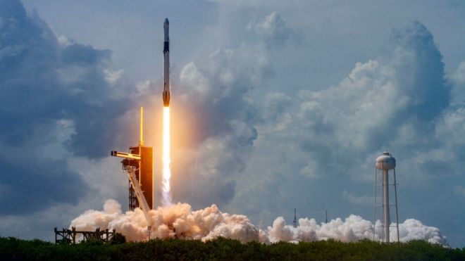 Ракета SpaceX Falcon 9 с космическим кораблем Crew Dragon запускает миссию Demo-2 на Международную космическую станцию ??с астронавтами НАСА Робертом Бенкеном и Дугласом Херли на борту в стартовом комплексе 39A 30 мая 2020 года в Космическом центре Кеннеди на мысе Канаверал, Флорида