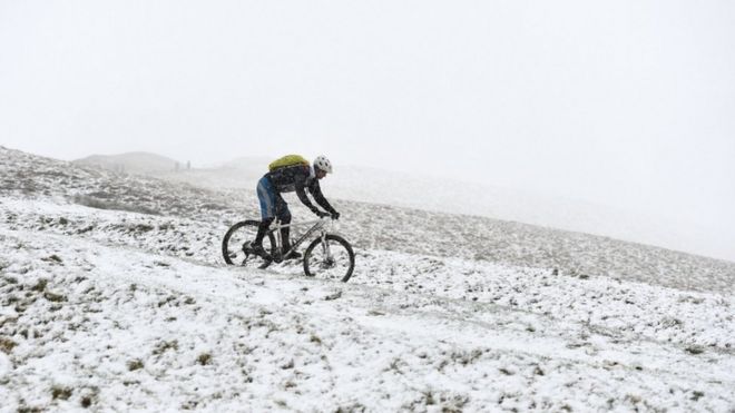 Велосипедист в снегу на холме Мам-Тор в районе Пик