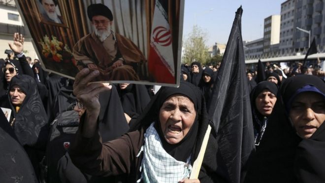 Иранская женщина несет плакат аятоллы Али Хаменеи на митинге против Саудовской Аравии в Тегеране - 25 сентября