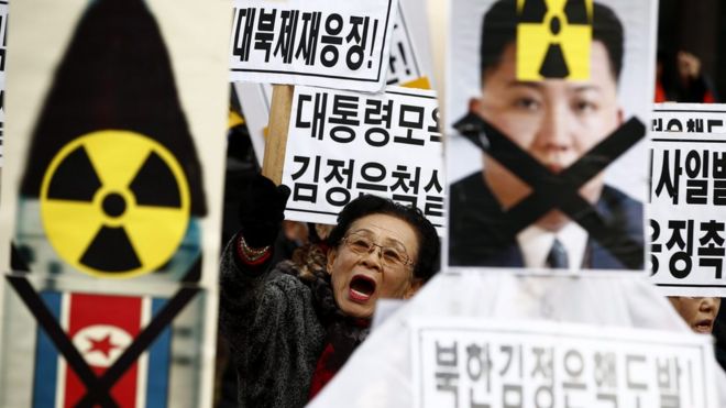Южнокорейские активисты в Сеуле во время митинга против ракетных установок большой дальности и ядерных испытаний Северной Кореи