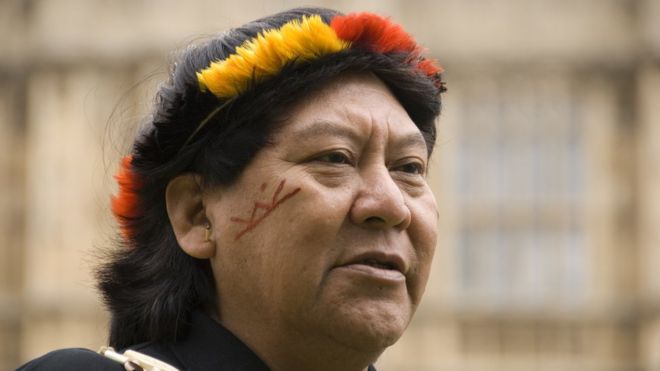 Davi Kopenawa fora do Parlamento de Londres em 2009