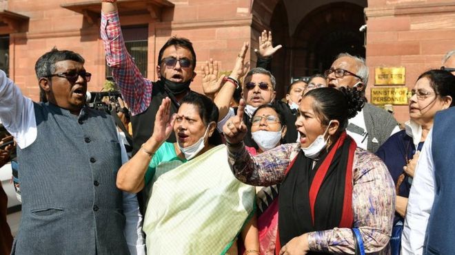दिल्ली में गृह मंत्रालय के बाहर धरना देते तृणमूल कांग्रेस के सांसद